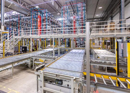 節(jié)省空間的解決方案：小型倉庫的自動化  雖然自動化解決方案通常出現(xiàn)在每天處理數(shù)千份訂單的大型倉庫中，但規(guī)模較小的企業(yè)同樣可以從自動化技術(shù)的集成中受益。憑借較小的占地面積和周到的設(shè)計，量身定制的解決方案可以讓您獲得諸如降低勞動力成本、增強(qiáng)庫存控制和提高整體效率等好處。  一、為什么自動化對于小規(guī)模企業(yè)來說是理想的選擇 在評估自動化如何影響小型工廠時，每平方的空間都比大型工廠更有價值。許多自動化解決方案可以根據(jù)您工廠的獨特規(guī)模以及您的運營面臨的挑戰(zhàn)進(jìn)行擴(kuò)展。自動化帶來的可靠性和一致性，加上簡化的維護(hù)，使其成為需要提高生產(chǎn)力和節(jié)省成本的小型企業(yè)的理想選擇。小型工廠的自動化通常是有效地提高運營效率并獲得靈活性以應(yīng)對現(xiàn)代供應(yīng)鏈復(fù)雜性的理想解決方案。 二、小型自動化解決方案示例 由于每項操作的需求都是獨一無二的，因此不存在適合小空間的“合適”自動化解決方案。不過，下面重點介紹的流行解決方案在設(shè)計時就考慮到了節(jié)省空間。 1、高密度存儲和揀選解決方案 高密度存儲和揀選解決方案是靈活、易于擴(kuò)展的選項，適合大多數(shù)小型倉庫。這些解決方案通常涉及將貨箱存儲在非常密集的存儲系統(tǒng)中，并將貨箱帶到揀選站，以便選擇物品以完成訂單。根據(jù)定義，這些是貨到人的存儲和揀選解決方案，可幫助倉庫經(jīng)理充分利用有限的地面空間。小型倉庫可以從這種高密度存儲和揀選解決方案中受益匪淺，因為它們使企業(yè)能夠克服空間限制、提高生產(chǎn)力并滿足電子商務(wù)和快速訂單履行日益增長的需求，同時讓他們能夠自由地在未來擴(kuò)展以滿足不斷變化的業(yè)務(wù)需求。 2、自動存儲和檢索系統(tǒng) (AS/RS) AS/RS 系統(tǒng)旨在通過自動化貨物的存儲和檢索來優(yōu)化倉庫的垂直空間。這些系統(tǒng)使用機(jī)器人起重機(jī)和傳送帶在存儲位置和揀貨站之間移動物品。AS/RS 有助于最大限度地提高存儲密度和效率，使其適用于占地面積有限的倉庫。 4、存儲解決方案的內(nèi)部資源對于設(shè)計至關(guān)重要 在較小的占地面積內(nèi)設(shè)計自動化解決方案需要對現(xiàn)有操作有深入的了解，以便定制與占地面積和所運輸產(chǎn)品相匹配的解決方案。“維迅”的技術(shù)中立方法與我們內(nèi)部團(tuán)隊的經(jīng)驗和技能相結(jié)合，使我們的團(tuán)隊能夠找到最有效的解決方案來解決您的問題。 無論您的倉庫規(guī)模如何，自動化不僅是未來的好事，也是當(dāng)下的必備條件，可確保您的倉庫能夠充分發(fā)揮其潛力。我們的團(tuán)隊隨時準(zhǔn)備幫助您評估現(xiàn)有運營，找出最常見的瓶頸，并設(shè)計解決方案以緩解運營挑戰(zhàn)。 準(zhǔn)備好開始解決挑戰(zhàn)自動化倉庫了嗎？在線聯(lián)系存儲解決方案的自動化專家！