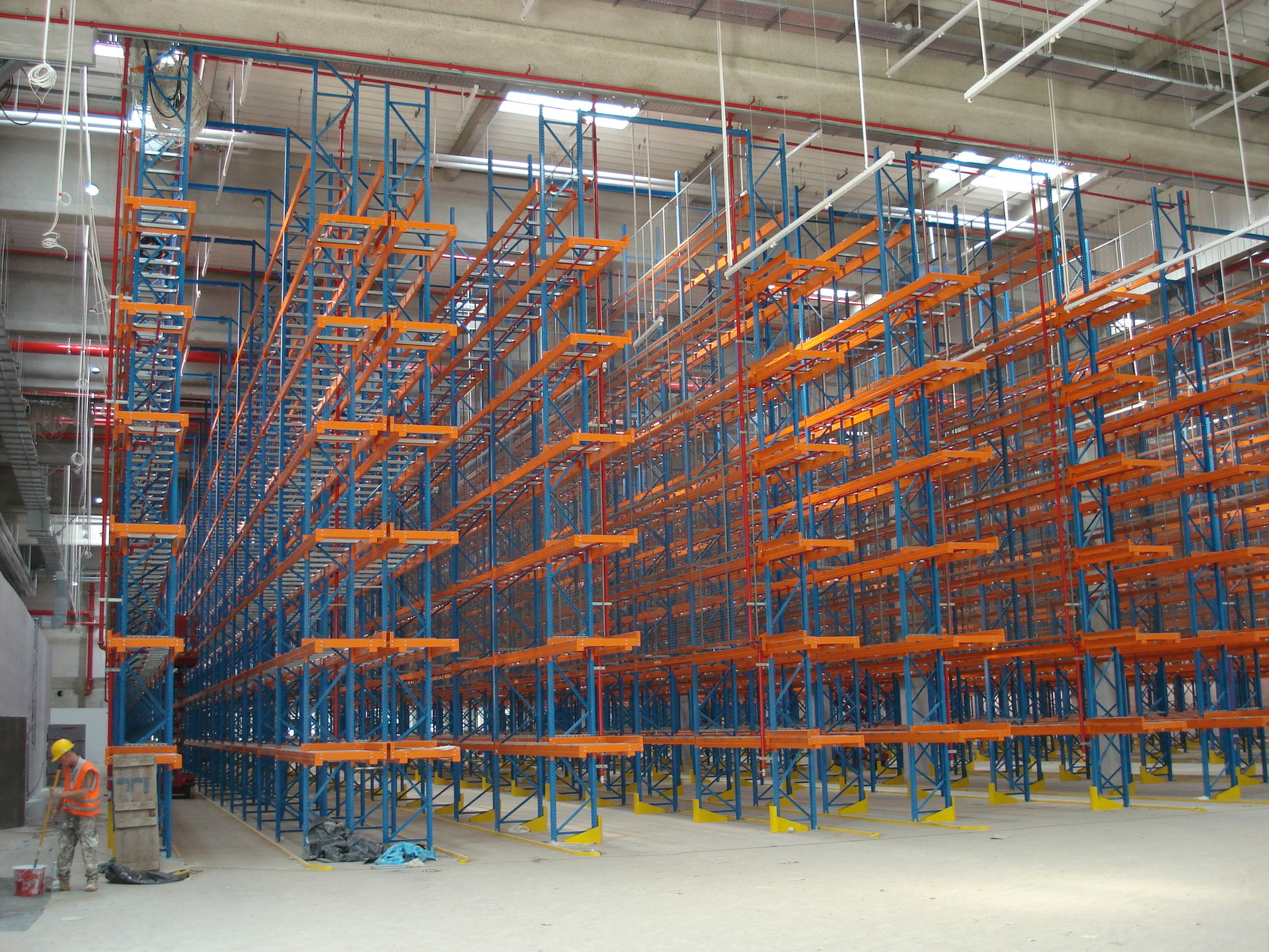 窄巷道貨架:高密度倉(cāng)儲(chǔ)場(chǎng)景下的空間優(yōu)化解決方案